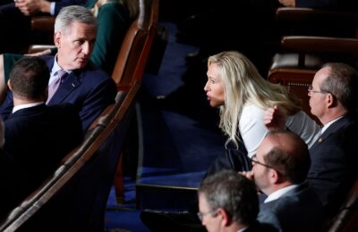 Casa lui Mike Johnson se prăbușește