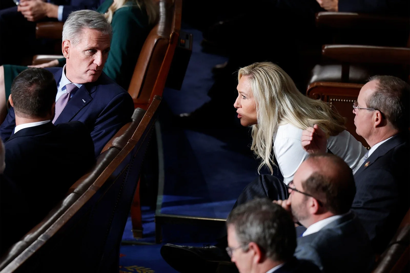 Casa lui Mike Johnson se prăbușește