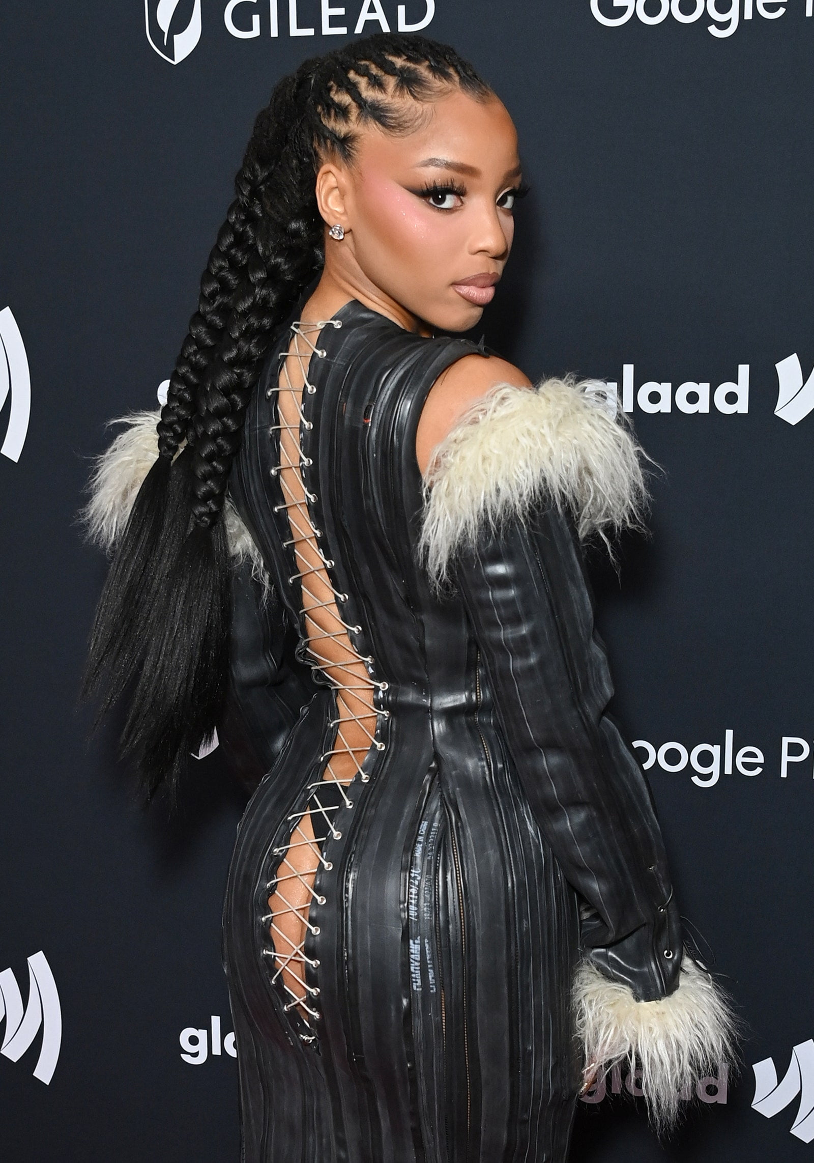 Chlöe Bailey tocmai a purtat ceea ce nu pot descrie decât ca fiind o coadă de cal cu mai multe împletituri – Vezi foto