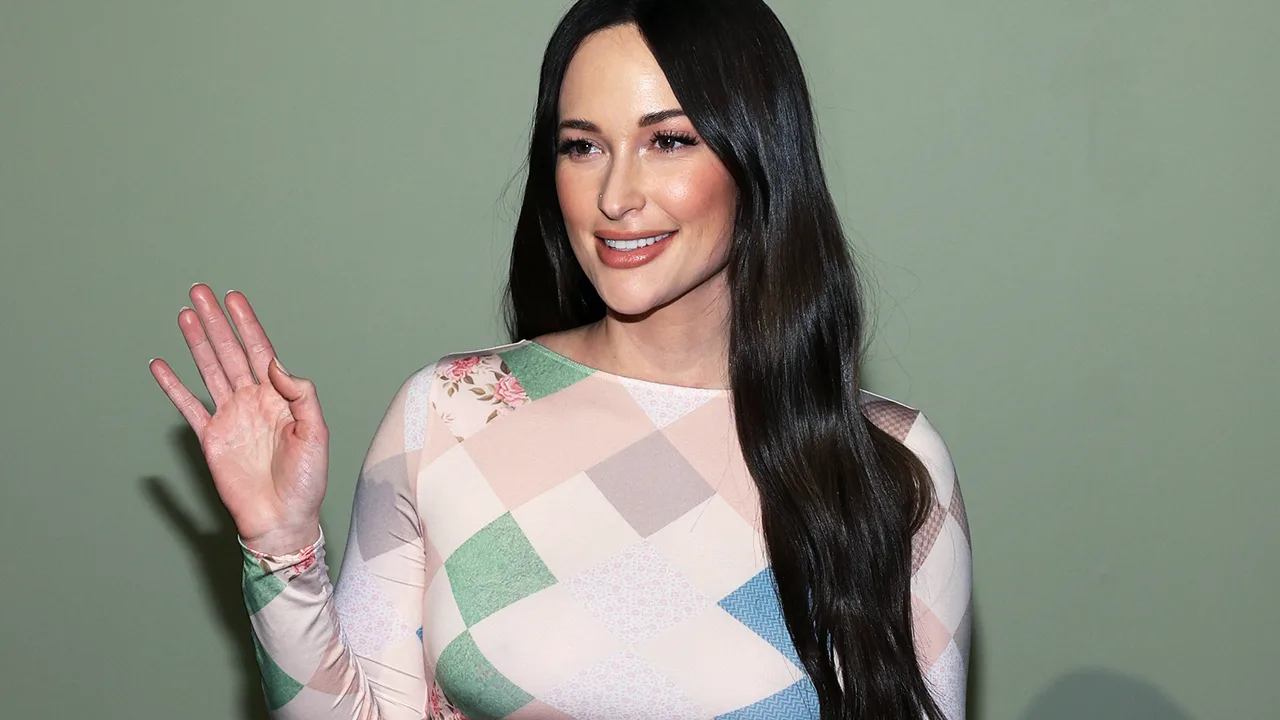 Kacey Musgraves Roots Down și Lights Up, cu un nou album și o lumânare pentru a se potrivi