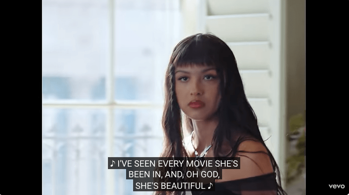 Olivia Rodrigo nu ar putea arăta mai diferit cu bretonul scurt și ciufulit – Vezi video