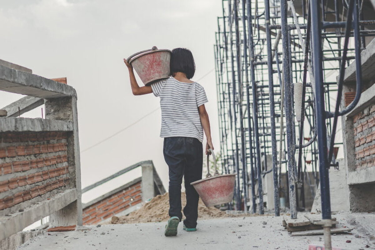 UE sprijină legislația împotriva muncii forțate în lanțurile de aprovizionare