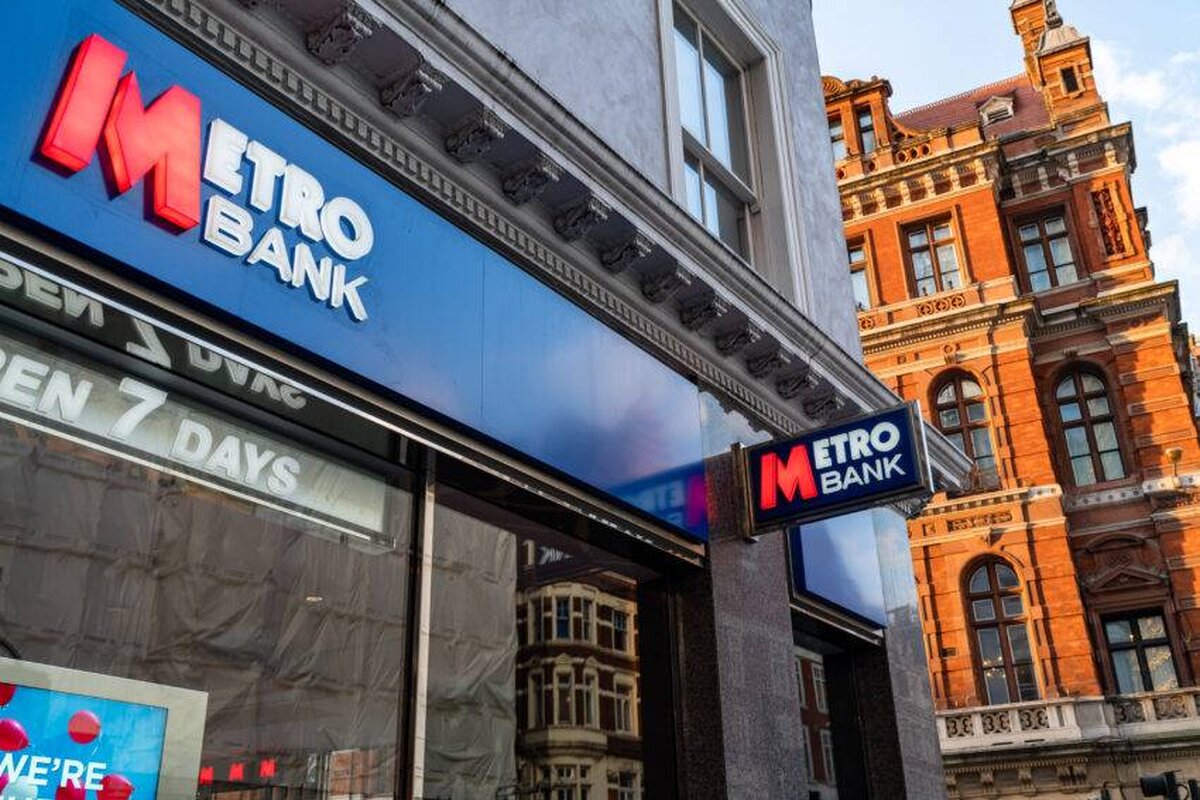Metro Bank va desființa 1.000 de locuri de muncă și anulează deschiderea de sucursale de șapte zile