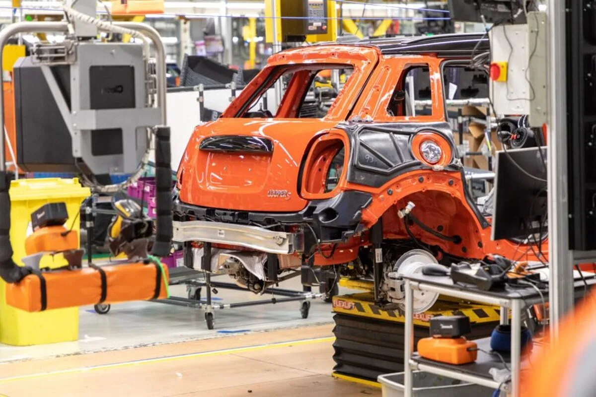 Constructorii auto britanici raportează o producție în creștere șase luni la rând