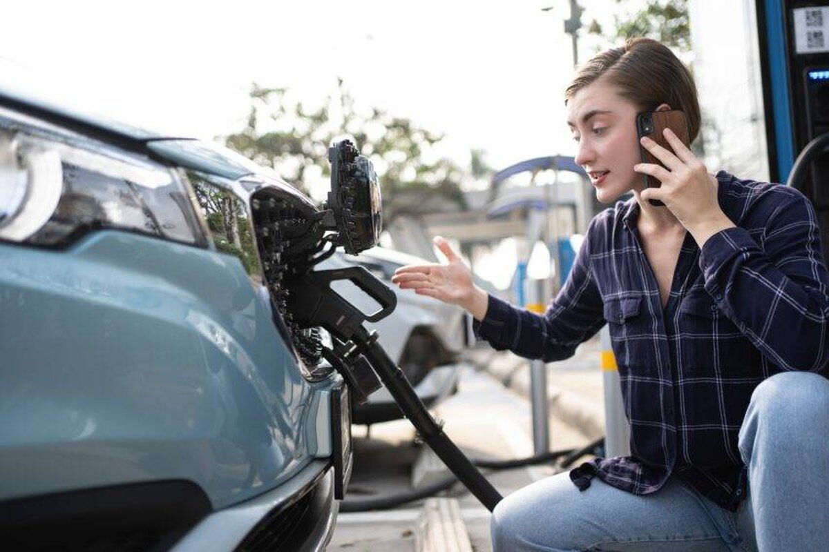 Cancelarul este îndemnat să stimuleze vânzările de mașini electrice prin reducerea TVA-ului