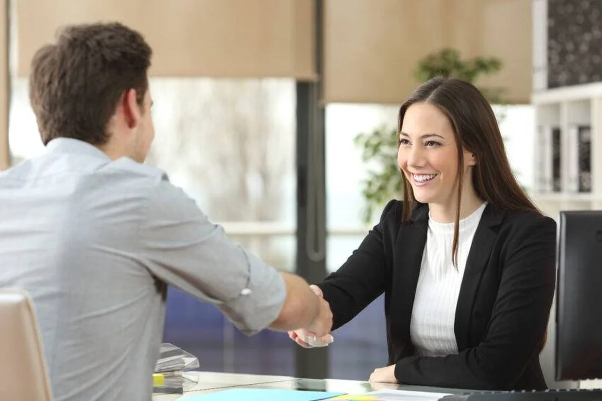 Locurile de muncă vacante scad pe măsură ce angajatorii limitează angajările