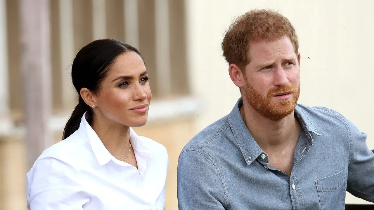 Cum au contraprogramat Meghan și Harry o săptămână de dezordine în PR-ul palatului