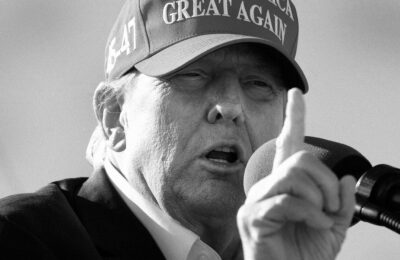 Donald Trump ar trebui probabil să declare faliment, dar probabil că nu o va face pentru că se teme că asta l-ar face să pară un ratat: Raport