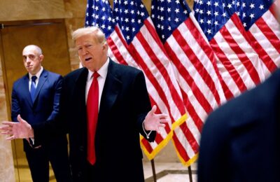 Făcându-i cu ochiul, Donald Trump este anunțat că procesul său penal va începe luna viitoare