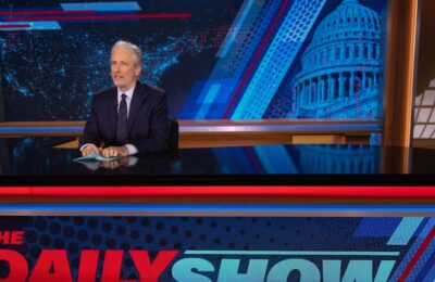 Somnul lui Donald Trump în sala de judecată îi trezește pe Jon Stewart și Stephen Colbert