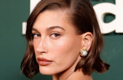 Unghiile verde extraterestru ale lui Hailey Bieber de la Coachella au venit direct din spațiul cosmic
