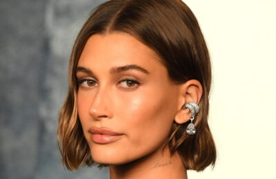 Manichiura lui Hailey Bieber arată mai degrabă ca niște perle mari și roz decât ca unghiile – Vezi fotografiile