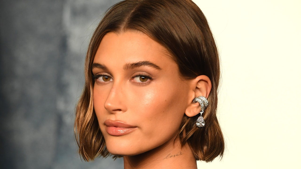 Manichiura lui Hailey Bieber arată mai degrabă ca niște perle mari și roz decât ca unghiile – Vezi fotografiile