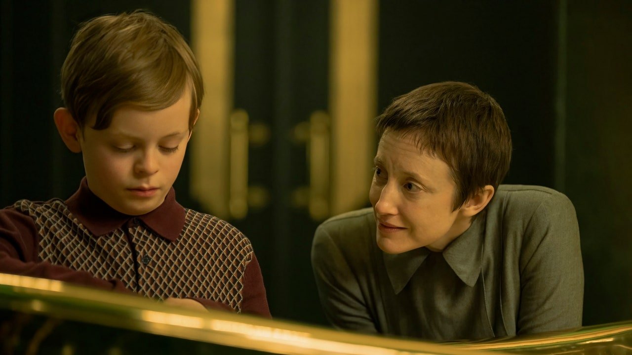 Andrea Riseborough a vrut ca Agnes de la The Regime să reprezinte poporul
