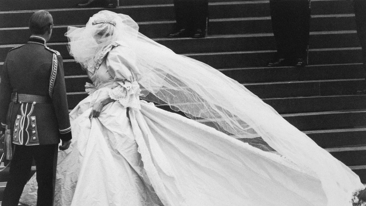 Designerul rochiei de mireasă a Prințesei Diana își amintește de momeala pentru a păstra secretul rochiei sale