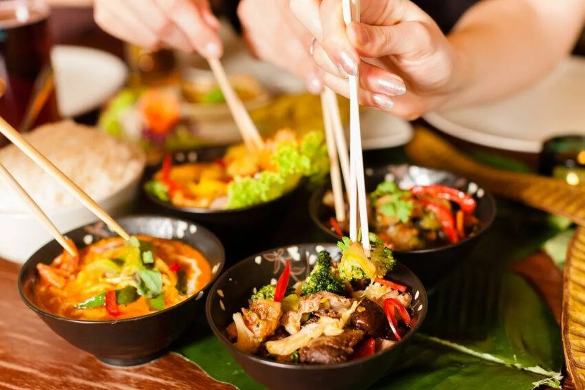 Un lanț de restaurante din Londra se confruntă cu critici pentru că înlocuiește bacșișurile de pe card cu „Brand Charge”, pe fondul modificărilor legislative în curs de aplicare