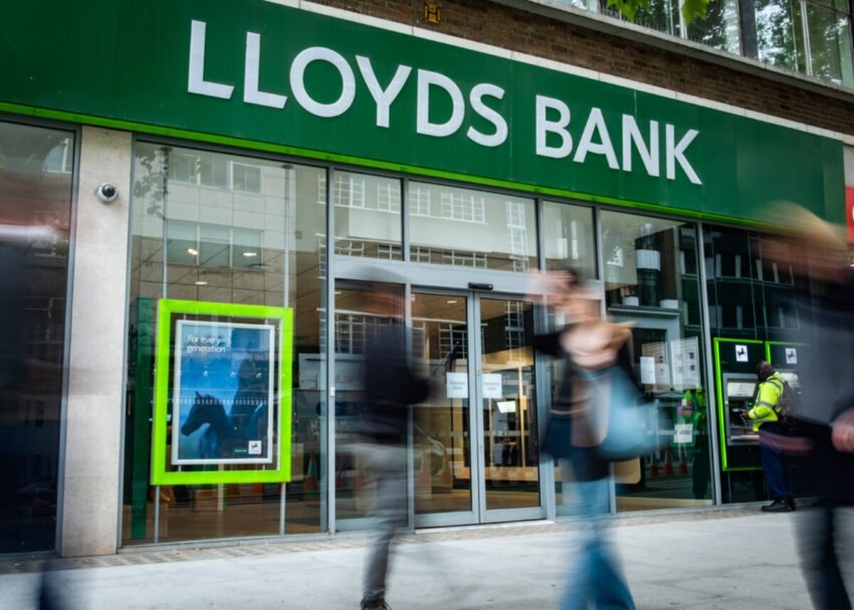Lloyds Banking Group se confruntă cu o scădere a profitului, pe fondul intensificării concurenței