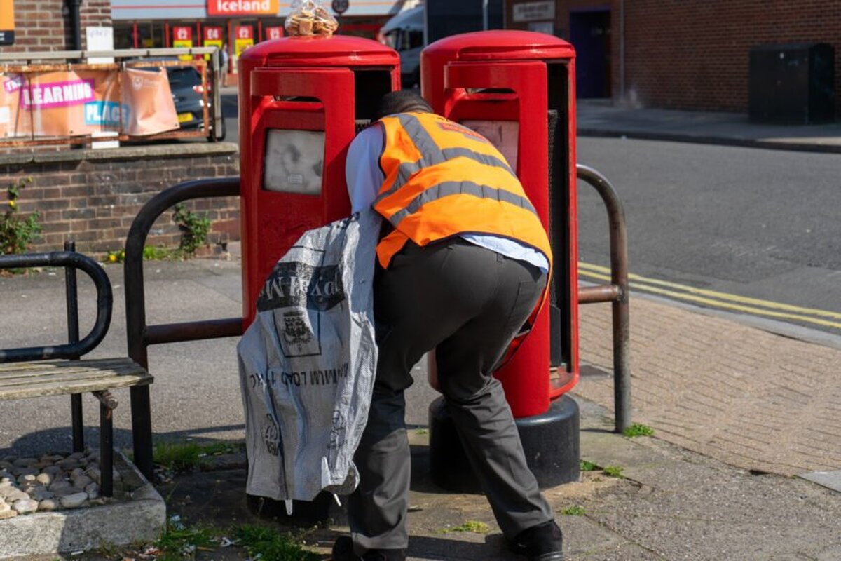 Proprietarul Royal Mail respinge oferta de preluare a miliardarului ceh Daniel Křetínský
