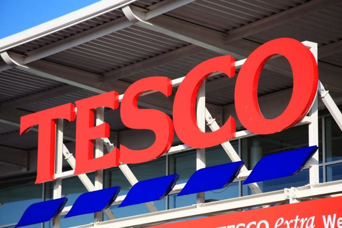 Tesco anunță o primă de „mulțumire” pentru muncitori, în timp ce profiturile cresc pe fondul concurenței de pe piață