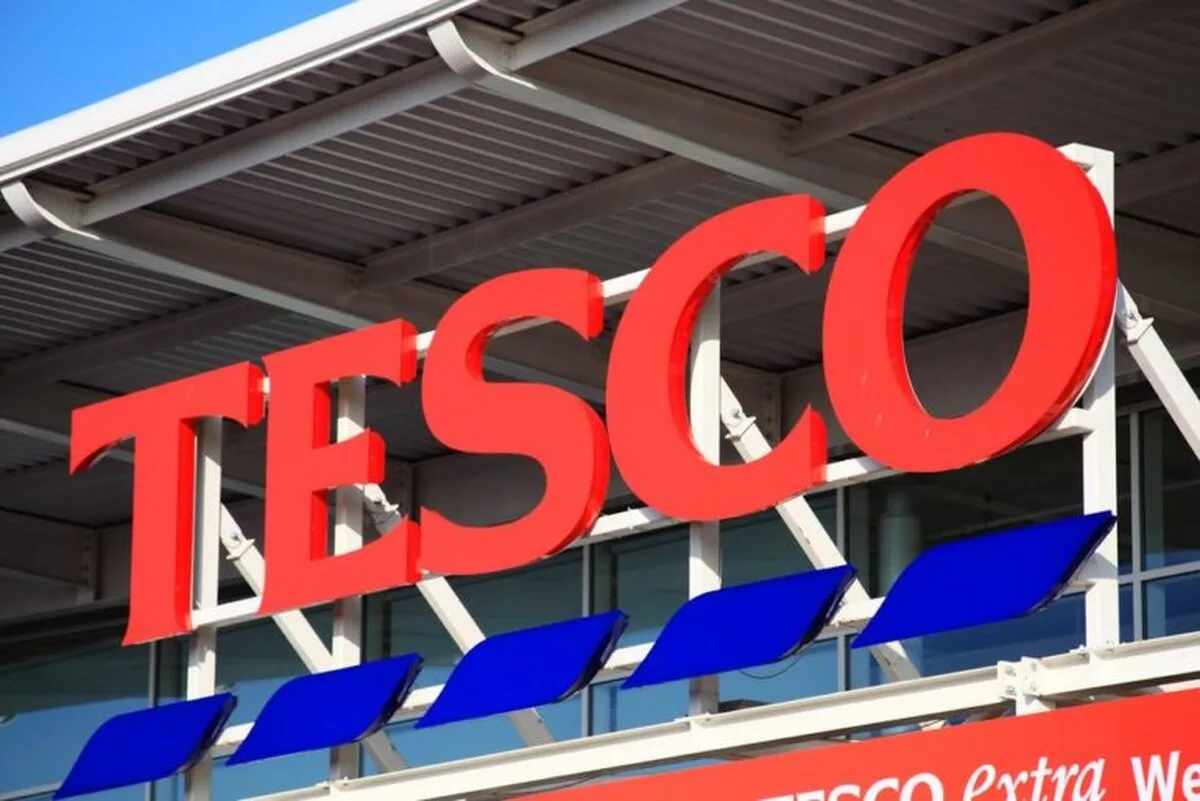 Tesco anunță o primă de „mulțumire” pentru muncitori, în timp ce profiturile cresc pe fondul concurenței de pe piață