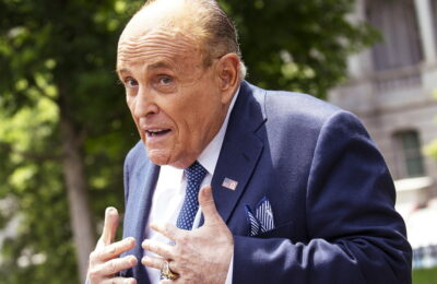 Rudy Giuliani susține că a anunțat agenții din Arizona care încercau să-i trimită actele de punere sub acuzare, deși se lăuda online că i-a evitat