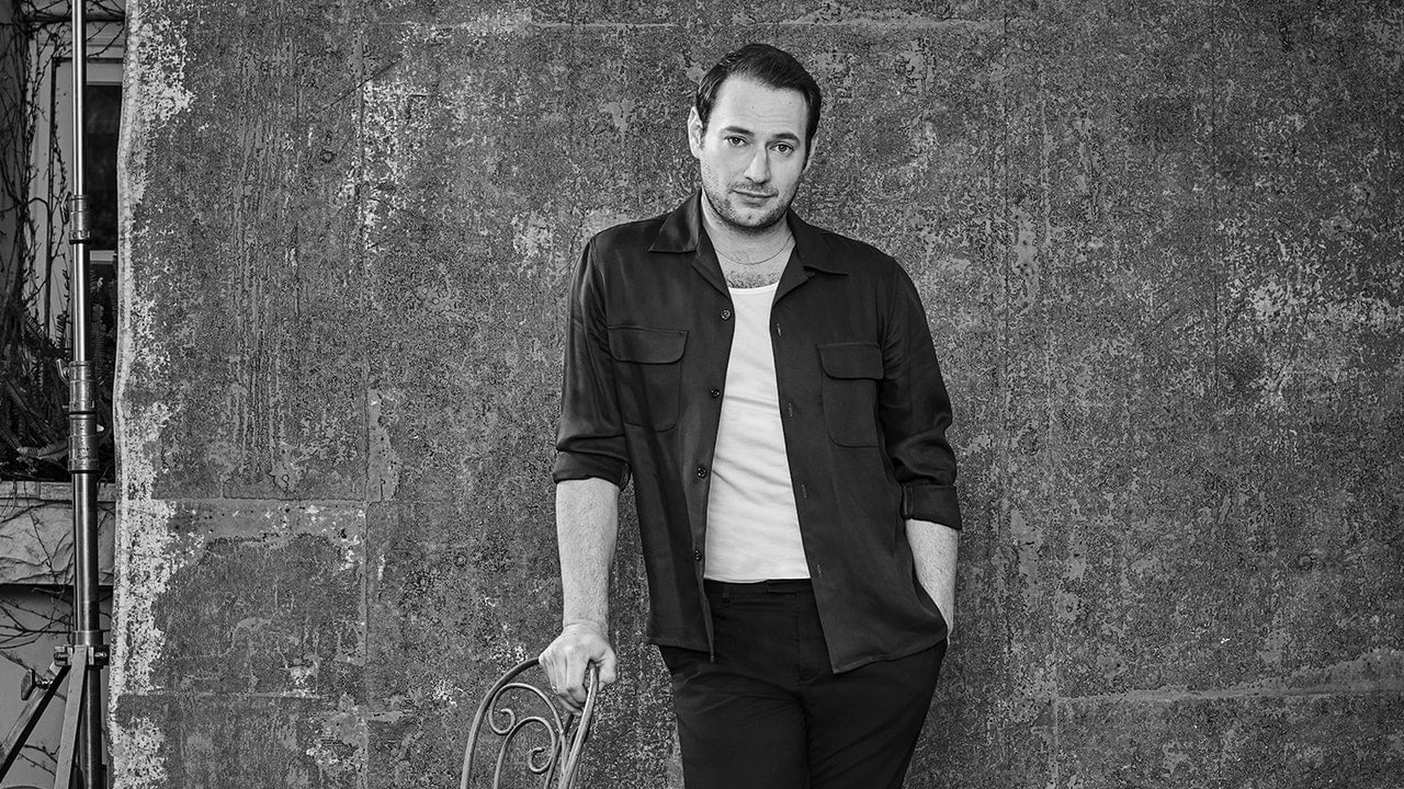 Brandon Scott Jones, starul din „Ghosts”, nu ar putea fi mai fericit să joace rolul mortului