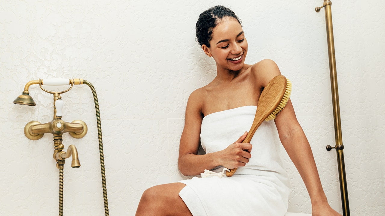 Ce este periajul prin uscare și care sunt beneficiile pentru piele? Sfaturi de specialitate