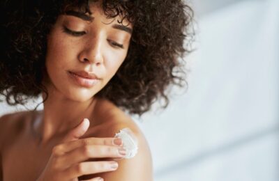 Cât de multă cremă de protecție solară trebuie să aplici în fiecare zi?
