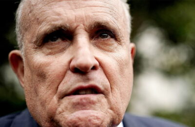 Rudy Giuliani adaugă „A mers la baie cu microfonul cu zoom” la lunga listă de exemple de nepricepere a sa în materie de tehnologie