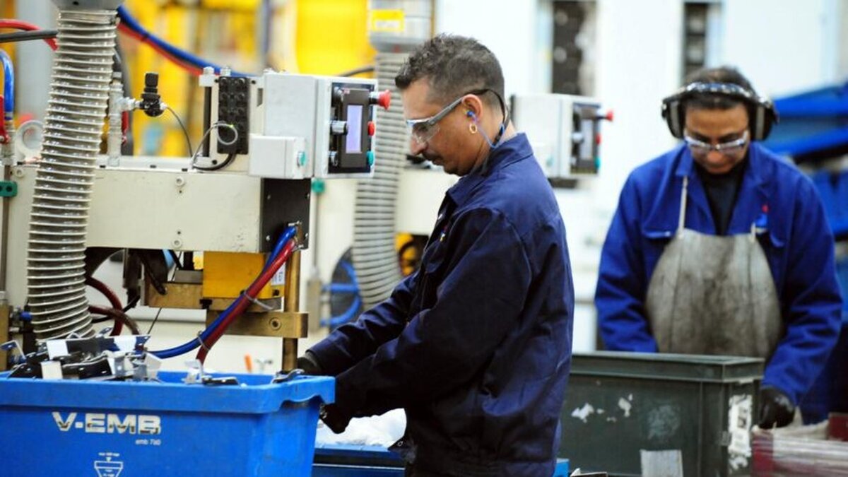 Economia britanică avansează, deoarece creșterea PIB-ului depășește așteptările