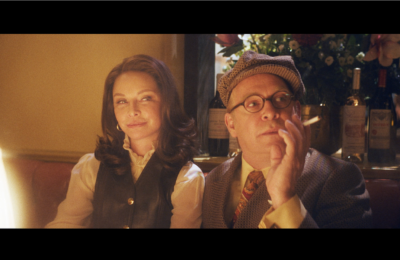 În „Feud”, Lee Radziwill, interpretată de Calista Flockhart, este acoperită cu sârmă ghimpată