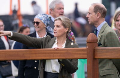Sophie, Ducesa de Edinburgh, și Prințul Edward verifică barul de la Royal Windsor Horse Show