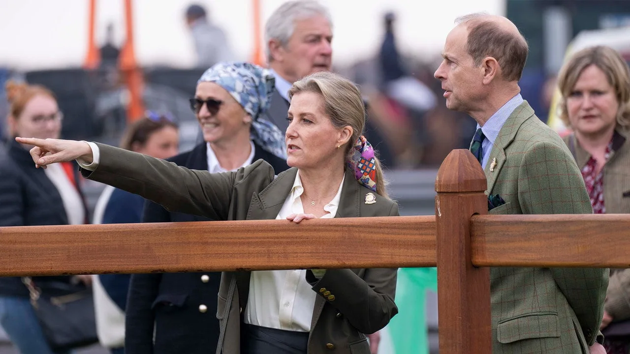 Sophie, Ducesa de Edinburgh, și Prințul Edward verifică barul de la Royal Windsor Horse Show