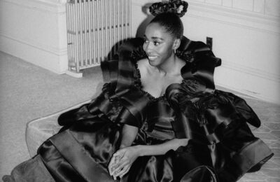 „Ursul” a făcut din Ayo Edebiri un îndrăgit de la Hollywood. Acum face din Hollywood terenul ei de joacă.