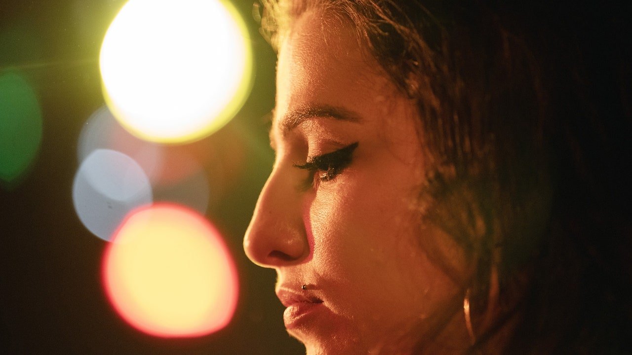 Amy Winehouse merită un film biografic mai bun decât „Back to Black