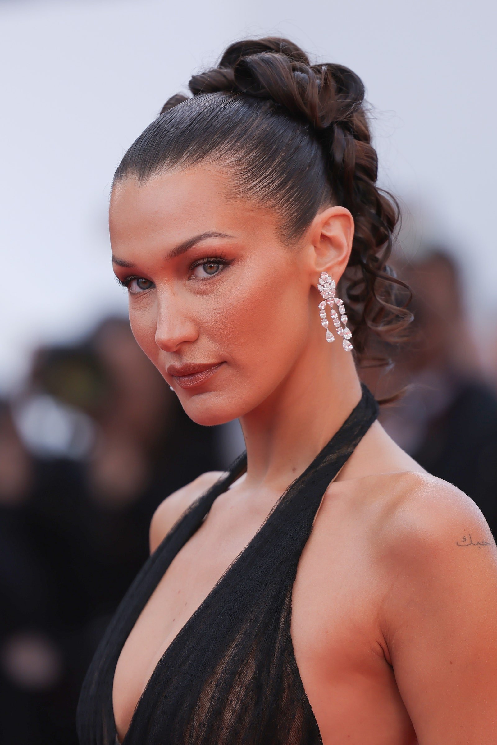 Coafura buclată a lui Bella Hadid de la Cannes a fost pe tabloul meu de bal în 1997 – Vezi poze