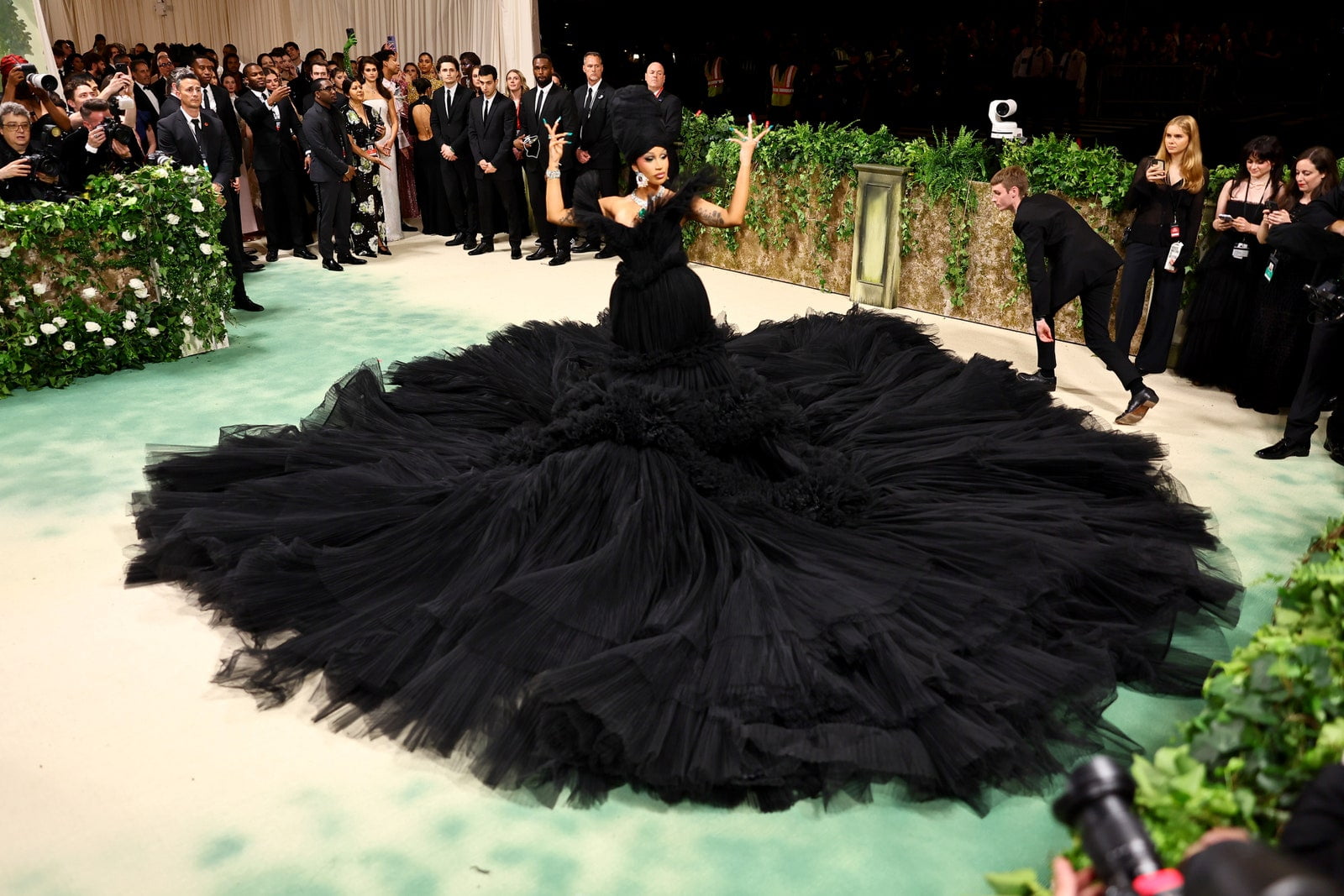 Cardi B a devenit instantaneu o meme la Met Gala – Vezi poze