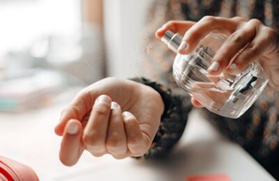 Un nou documentar a făcut legătura între două mari mărci de parfumuri și munca copiilor