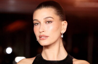 Hailey Bieber și-a anunțat sarcina purtând unghii de gogoașă glazurată, bineînțeles – Vezi poze