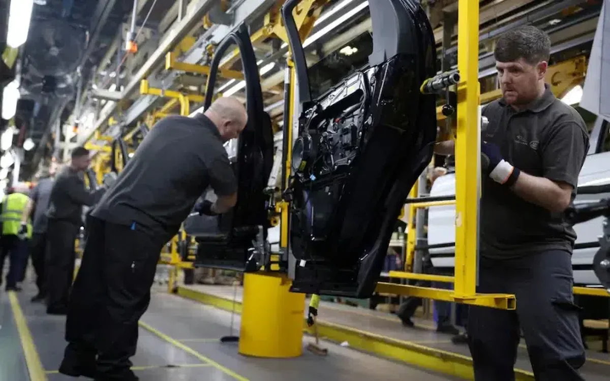 Jaguar Land Rover stimulează formarea mecanicilor de vehicule electrice pentru a face față costurilor ridicate de reparații