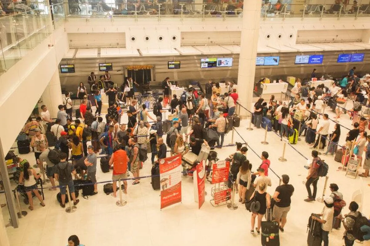 Eșecul porților electronice pentru pașapoarte provoacă haos pe aeroporturile din Marea Britanie