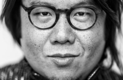 Cu „Minciuni și nunți”, Kevin Kwan se scufundă din nou în dramă ultra-trăiască