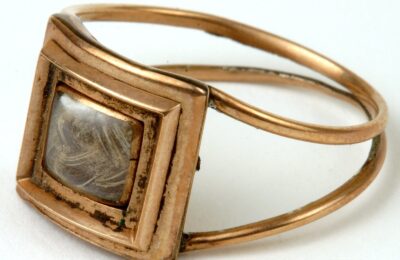 Bijuteriile victoriene Hairwork sunt pregătite pentru o revenire