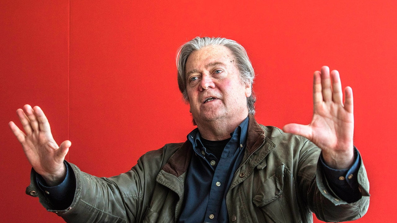 Consilierul lui Trump, Stephen Bannon, invocă îndatoririle din podcast ca motiv pentru care nu ar trebui să fie obligat să se prezinte la închisoare