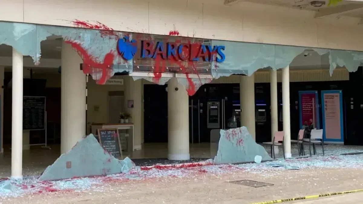 Protestatarii vizează sucursalele Barclays în cadrul unor demonstrații la nivel național