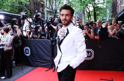 Cum a jonglat Jonathan Bailey între „Wicked” și „Fellow Travelers”: „A fost o faimă de la brâu în jos”