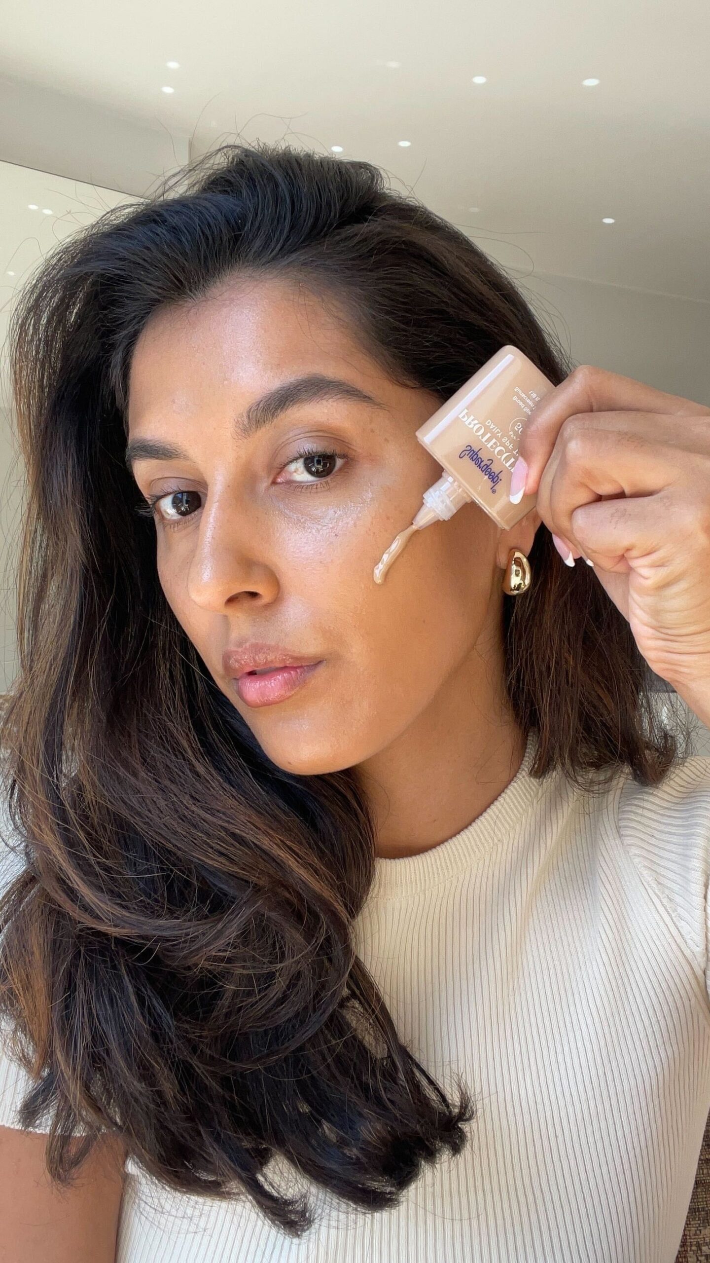 Supergoop Protec(tint) Daily Skin Tint a înlocuit două produse în rutina mea de machiaj – recenzie, fotografii
