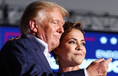 Kari Lake, loială lui Trump și candidată la Senatul SUA, denunță condamnarea de la New York și vorbește în fața steagului confederat