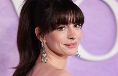 Anne Hathaway își umflă buzele cu… un ac de păr?