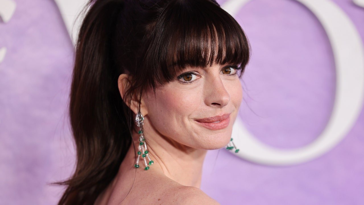 Anne Hathaway își umflă buzele cu… un ac de păr?